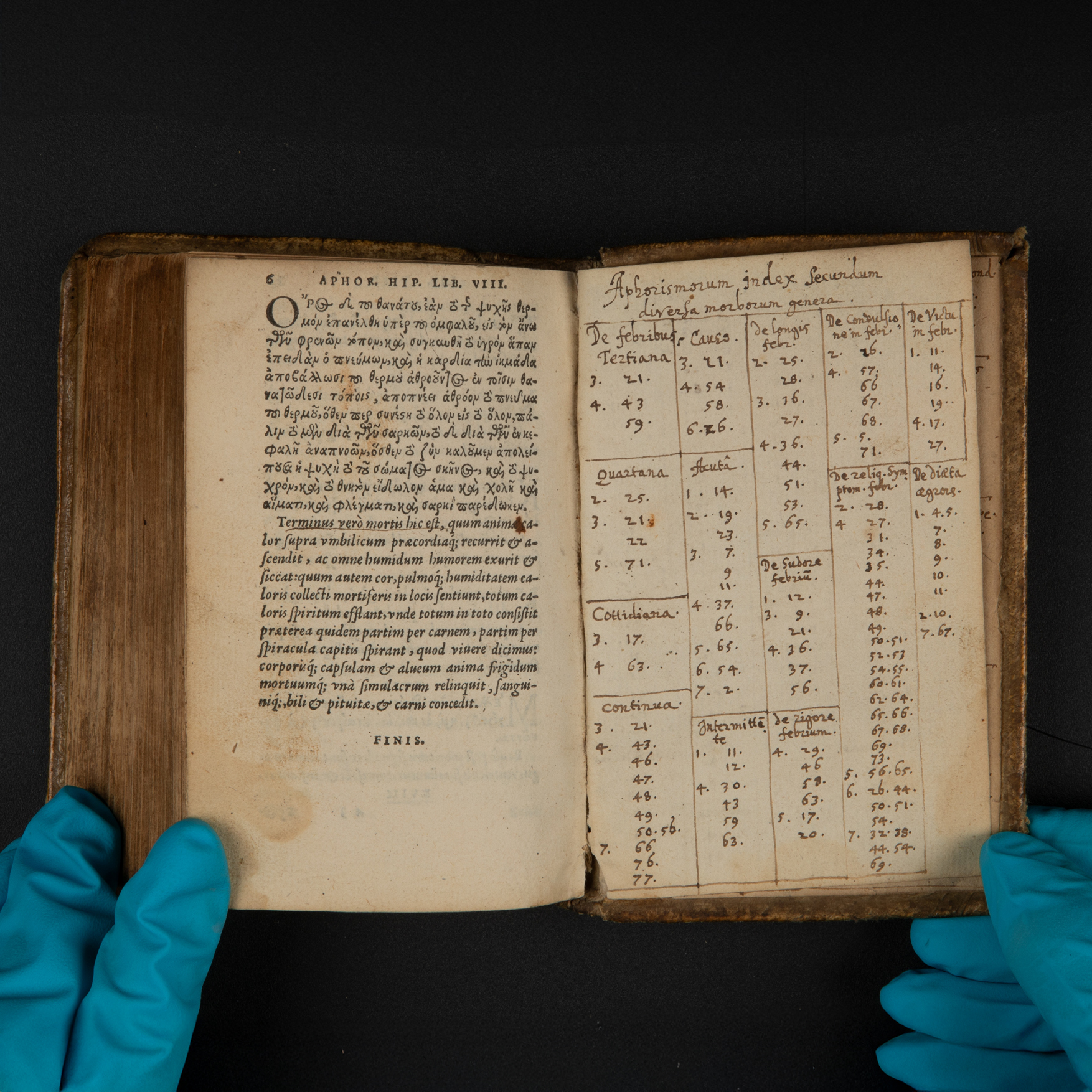 Åpen bok som viser håndskrevne markeringer om medisin